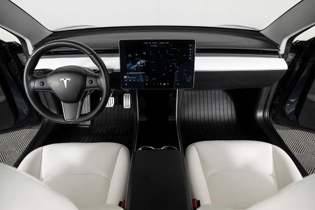 Photo of 2019 Midnight Silver Metallic Tesla Model 3