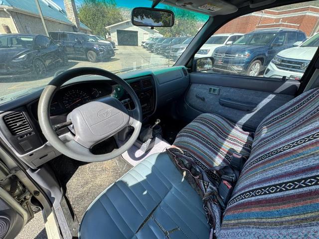 Photo of 2000 Silver Toyota Tacoma