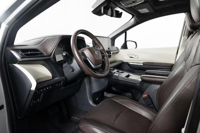 Photo of 2021 Celestial Silver Metallic Toyota Sienna