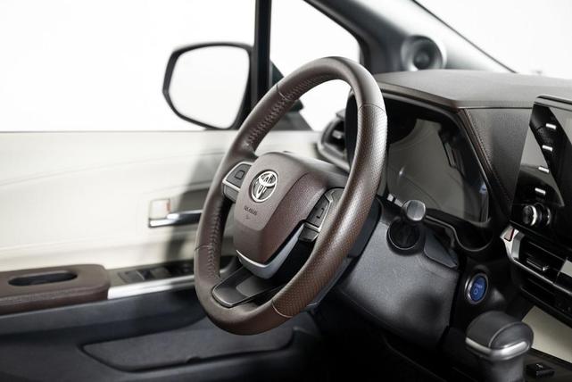 Photo of 2021 Celestial Silver Metallic Toyota Sienna