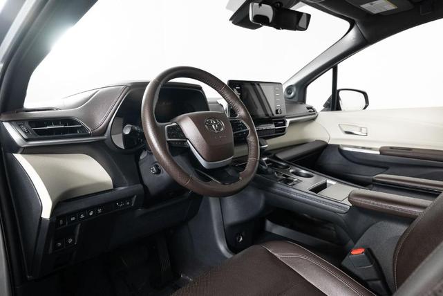 Photo of 2021 Celestial Silver Metallic Toyota Sienna