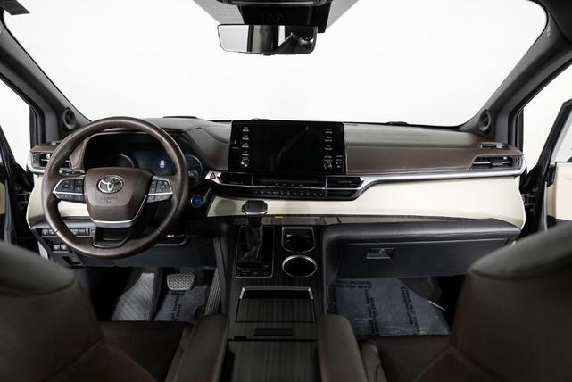 Photo of 2021 Celestial Silver Metallic Toyota Sienna