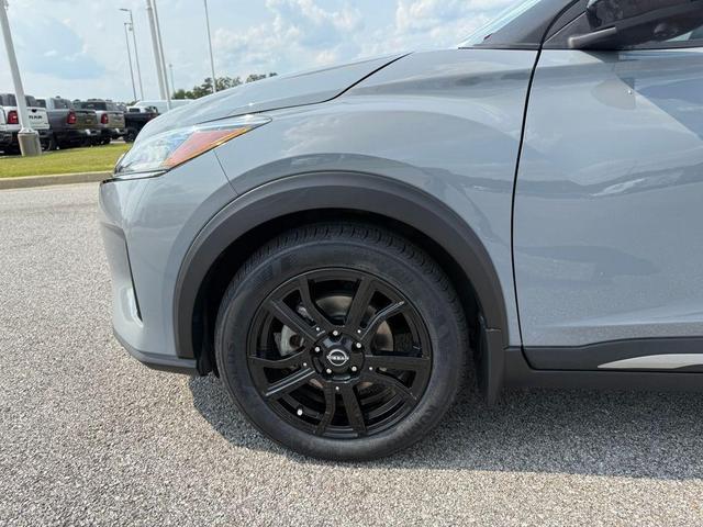 Photo of 2022 Boulder Gray Pearl Nissan Kicks