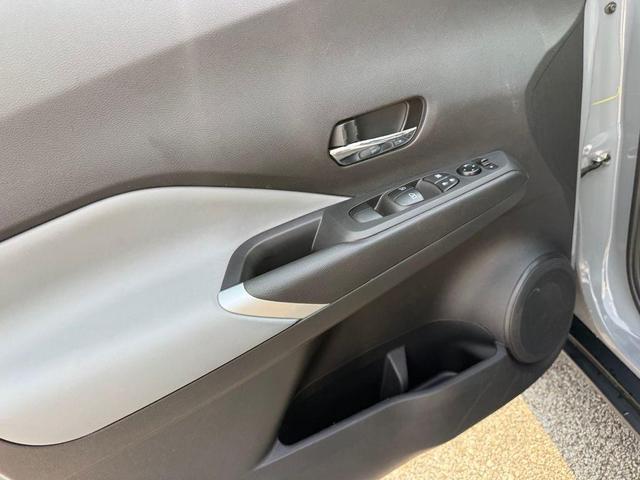 Photo of 2022 Boulder Gray Pearl Nissan Kicks
