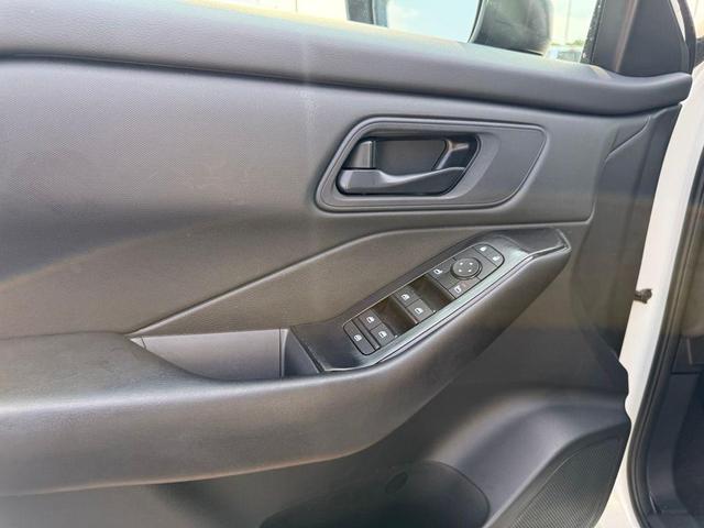 Photo of 2024 Glacier White Nissan Rogue
