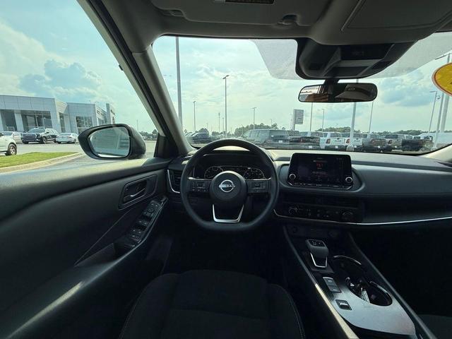 Photo of 2024 Glacier White Nissan Rogue