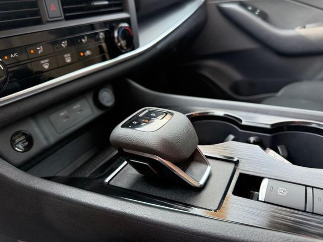 Photo of 2024 Glacier White Nissan Rogue