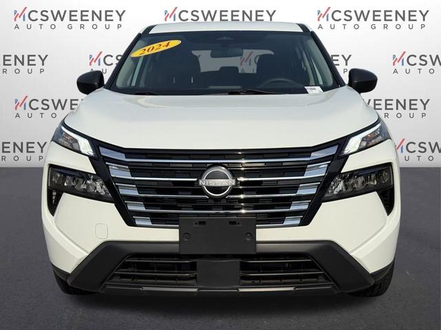 Photo of 2024 Glacier White Nissan Rogue