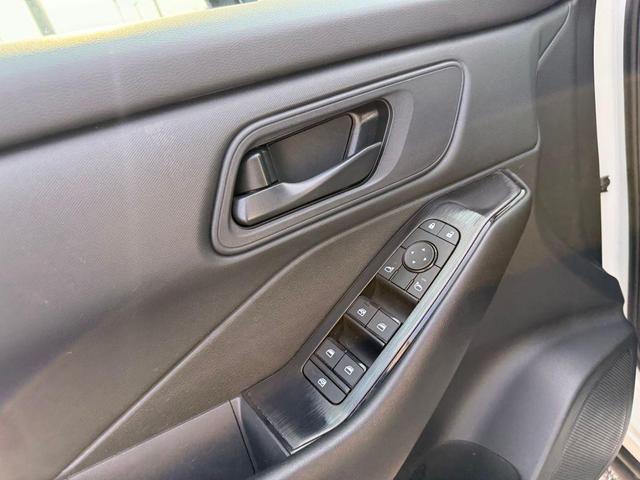 Photo of 2024 Glacier White Nissan Rogue