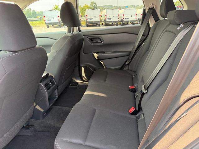Photo of 2024 Glacier White Nissan Rogue