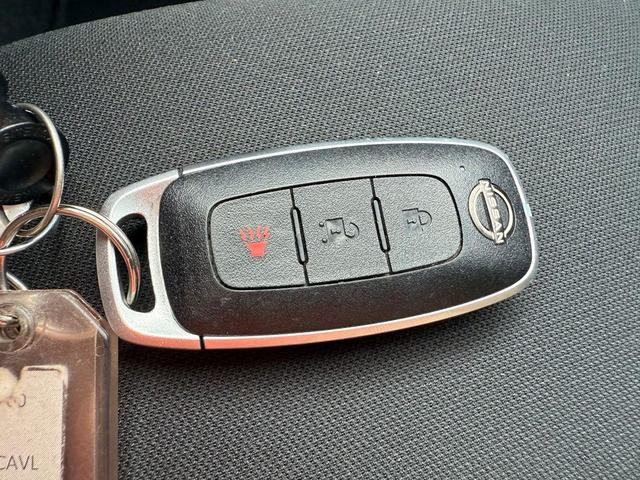 Photo of 2024 Glacier White Nissan Rogue