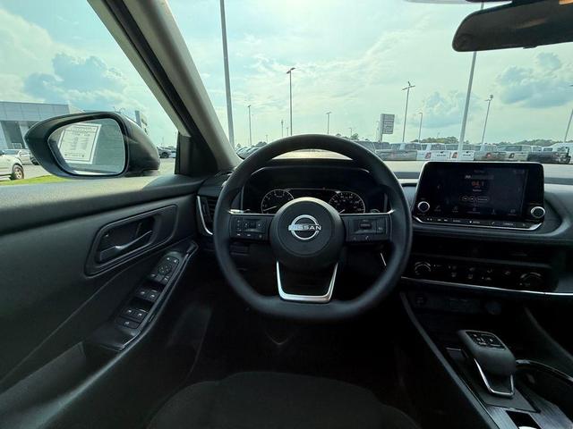 Photo of 2024 Glacier White Nissan Rogue