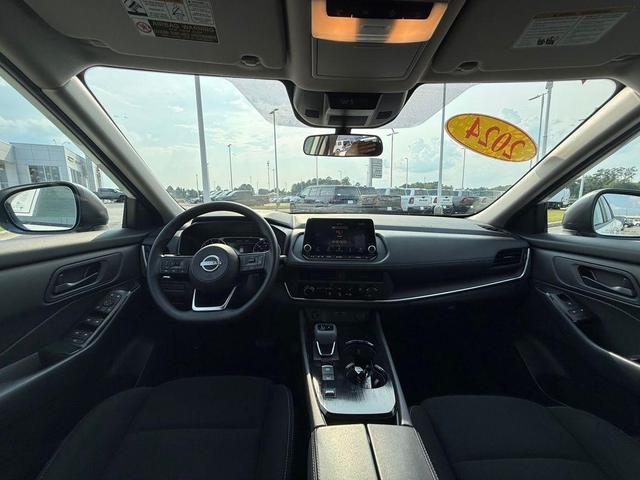Photo of 2024 Glacier White Nissan Rogue