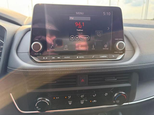 Photo of 2024 Glacier White Nissan Rogue