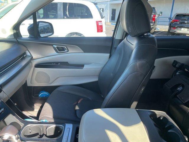 Photo of 2022 Aurora Black Kia Carnival