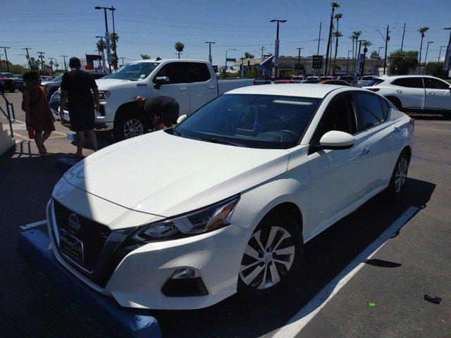 Photo of 2020 Glacier White Nissan Altima
