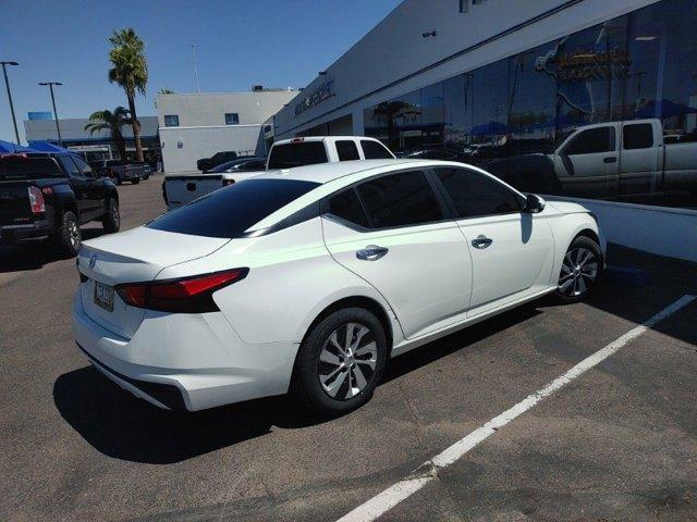 Photo of 2020 Glacier White Nissan Altima