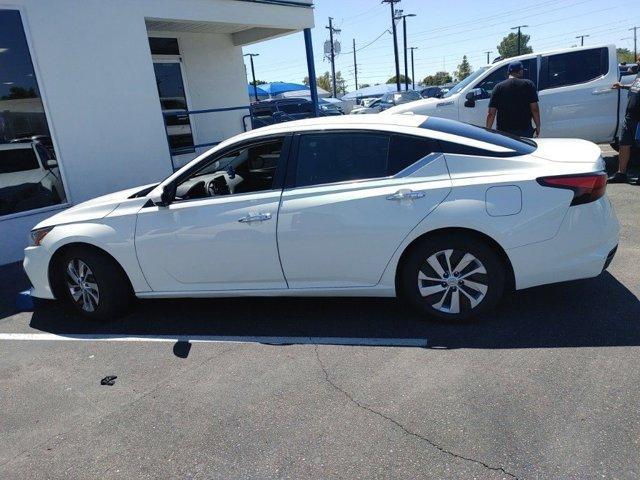 Photo of 2020 Glacier White Nissan Altima