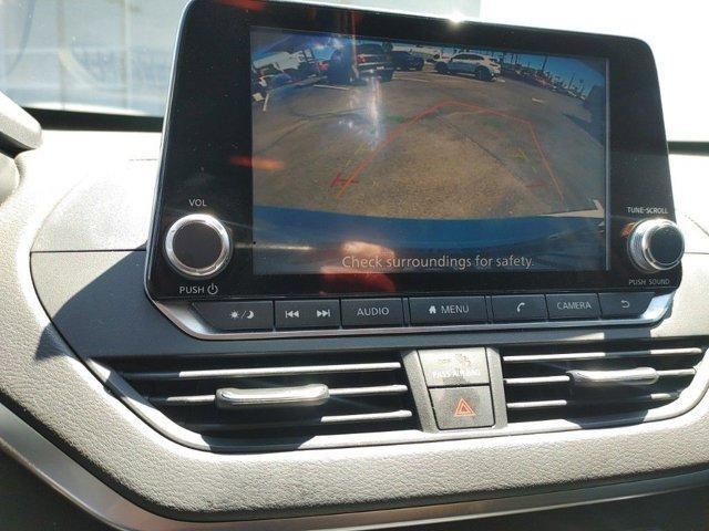 Photo of 2020 Glacier White Nissan Altima
