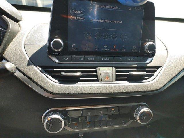 Photo of 2020 Glacier White Nissan Altima