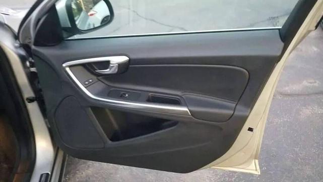 Photo of 2015 Bright Silver Metallic Volvo V60