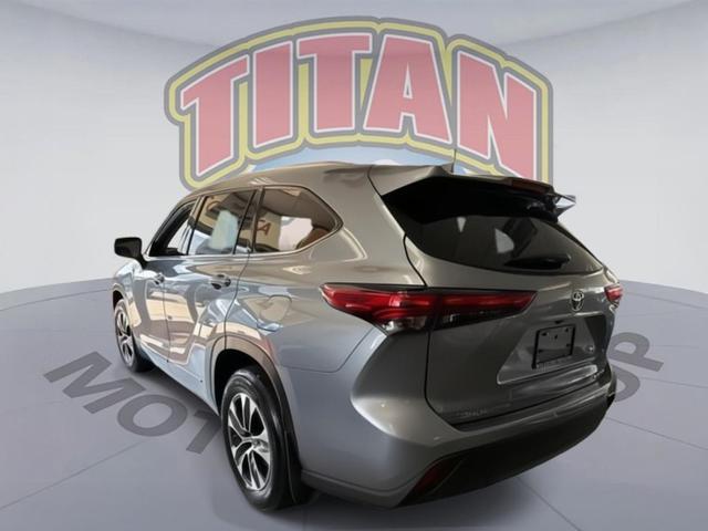 Photo of 2021 Moon Dust Toyota Highlander