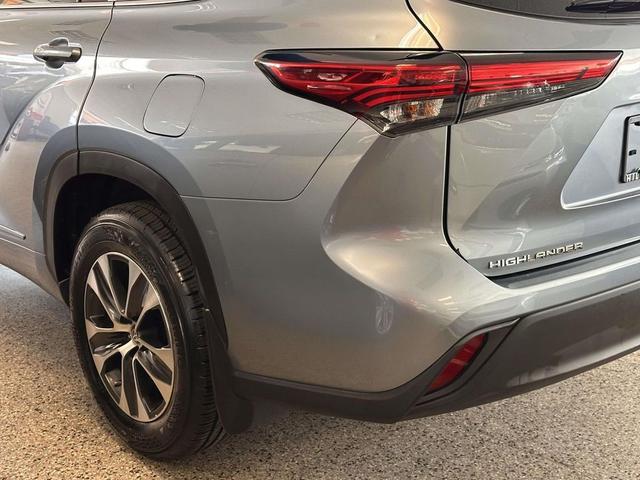Photo of 2021 Moon Dust Toyota Highlander