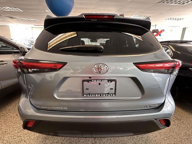 Photo of 2021 Moon Dust Toyota Highlander