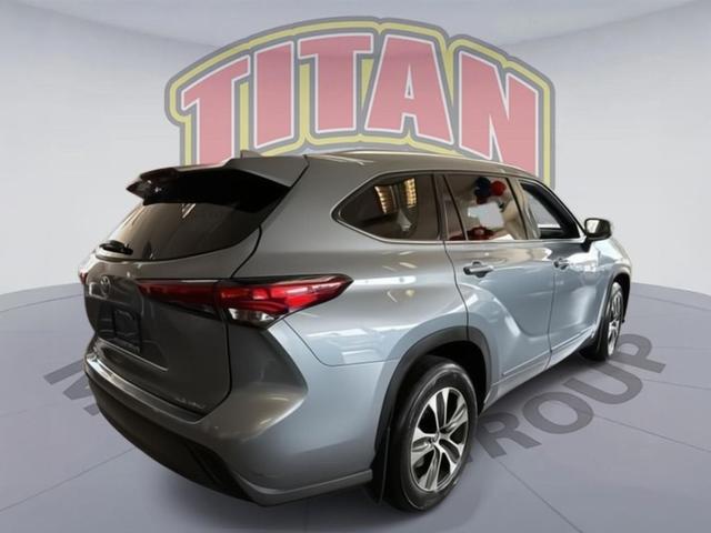 Photo of 2021 Moon Dust Toyota Highlander