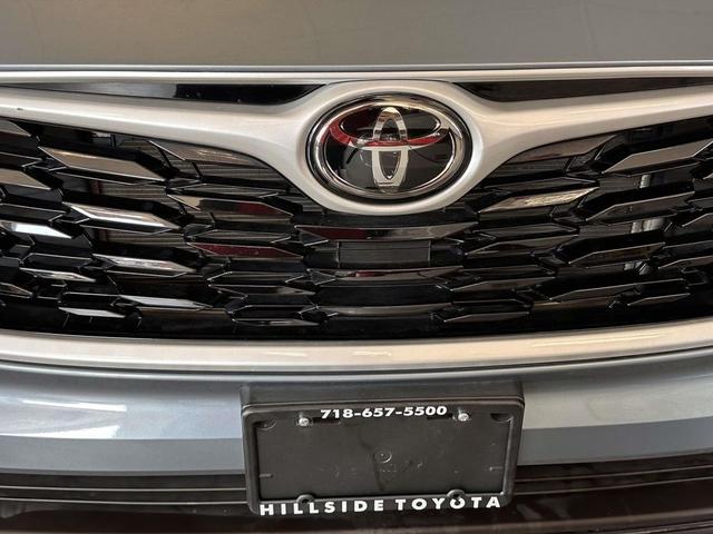 Photo of 2021 Moon Dust Toyota Highlander