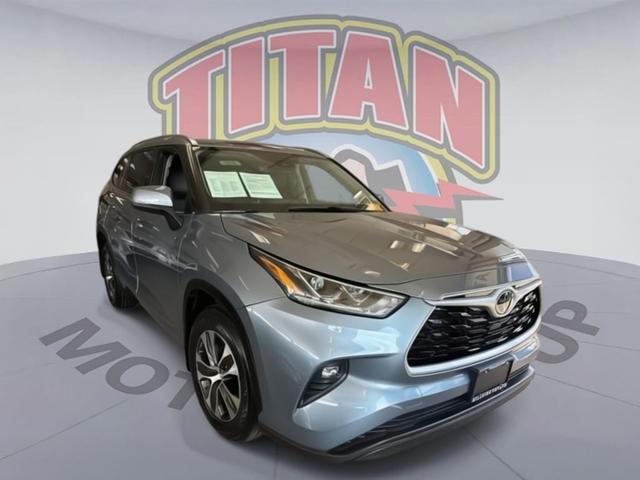 Photo of 2021 Moon Dust Toyota Highlander