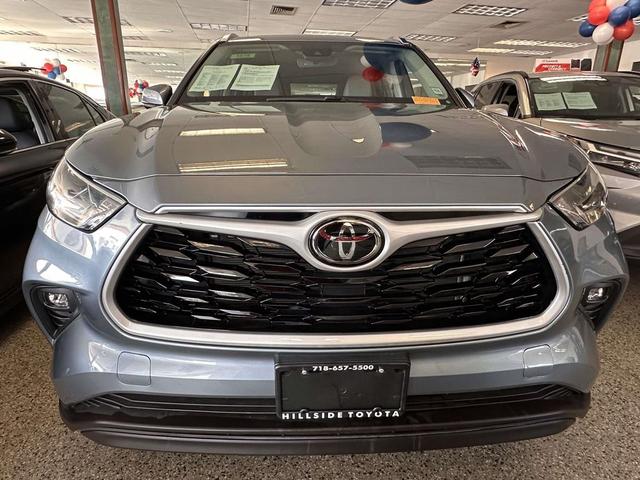Photo of 2021 Moon Dust Toyota Highlander