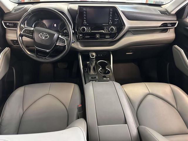 Photo of 2021 Moon Dust Toyota Highlander