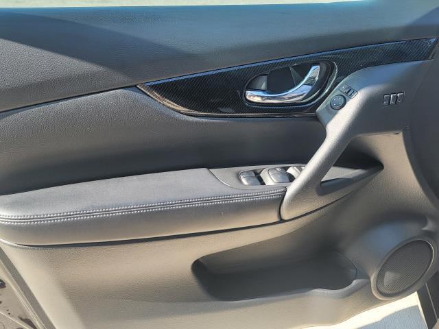 Photo of 2017 Magnetic Black Nissan Rogue