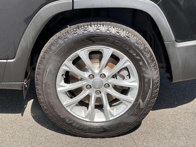 Photo of 2020 Diamond Black Crystal Pearlcoat Jeep Cherokee