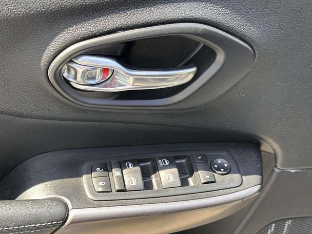 Photo of 2020 Diamond Black Crystal Pearlcoat Jeep Cherokee