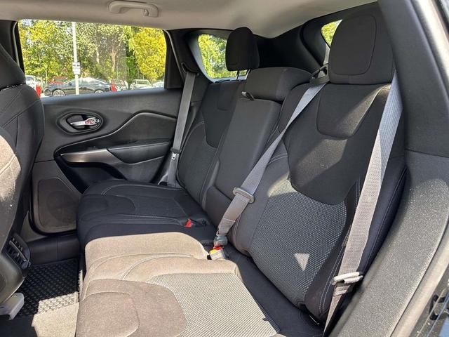 Photo of 2020 Diamond Black Crystal Pearlcoat Jeep Cherokee