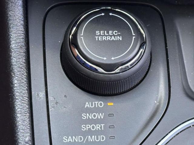 Photo of 2020 Diamond Black Crystal Pearlcoat Jeep Cherokee