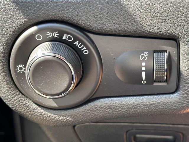 Photo of 2020 Diamond Black Crystal Pearlcoat Jeep Cherokee