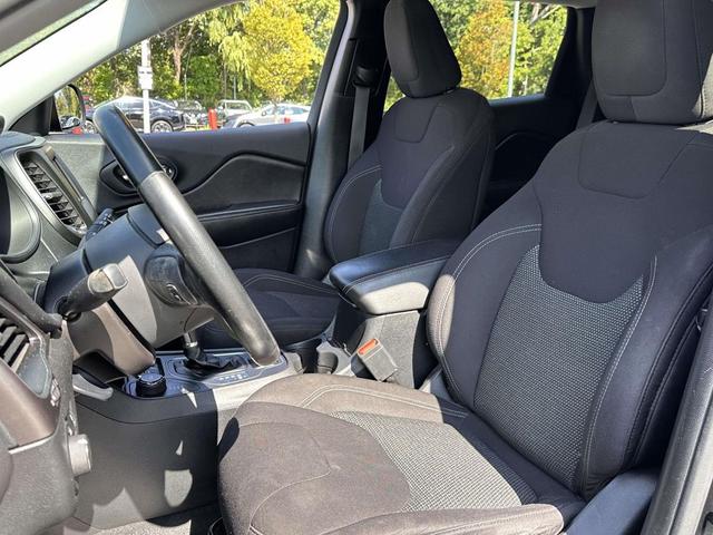 Photo of 2020 Diamond Black Crystal Pearlcoat Jeep Cherokee