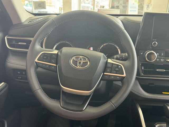 Photo of 2023 Wind Chill Pearl Toyota Highlander