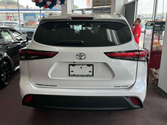 Photo of 2023 Wind Chill Pearl Toyota Highlander