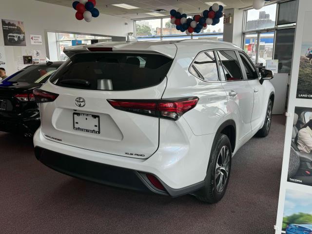 Photo of 2023 Wind Chill Pearl Toyota Highlander