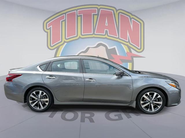 Photo of 2017 Brilliant Silver Nissan Altima