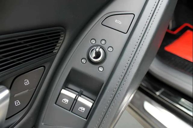 Photo of 2018 Black Audi R8