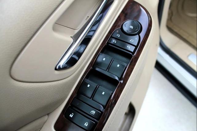 Photo of 2013 Silver Cadillac Escalade