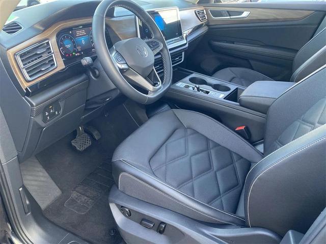 Photo of 2025 Deep Black Pearl Volkswagen Atlas