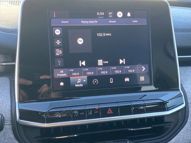 Photo of 2022 Bright White Jeep Compass
