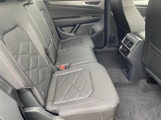 Photo of 2026 pure gray Volkswagen Atlas Cross Sport