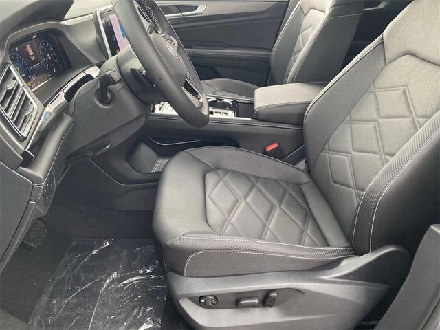 Photo of 2026 pure gray Volkswagen Atlas Cross Sport